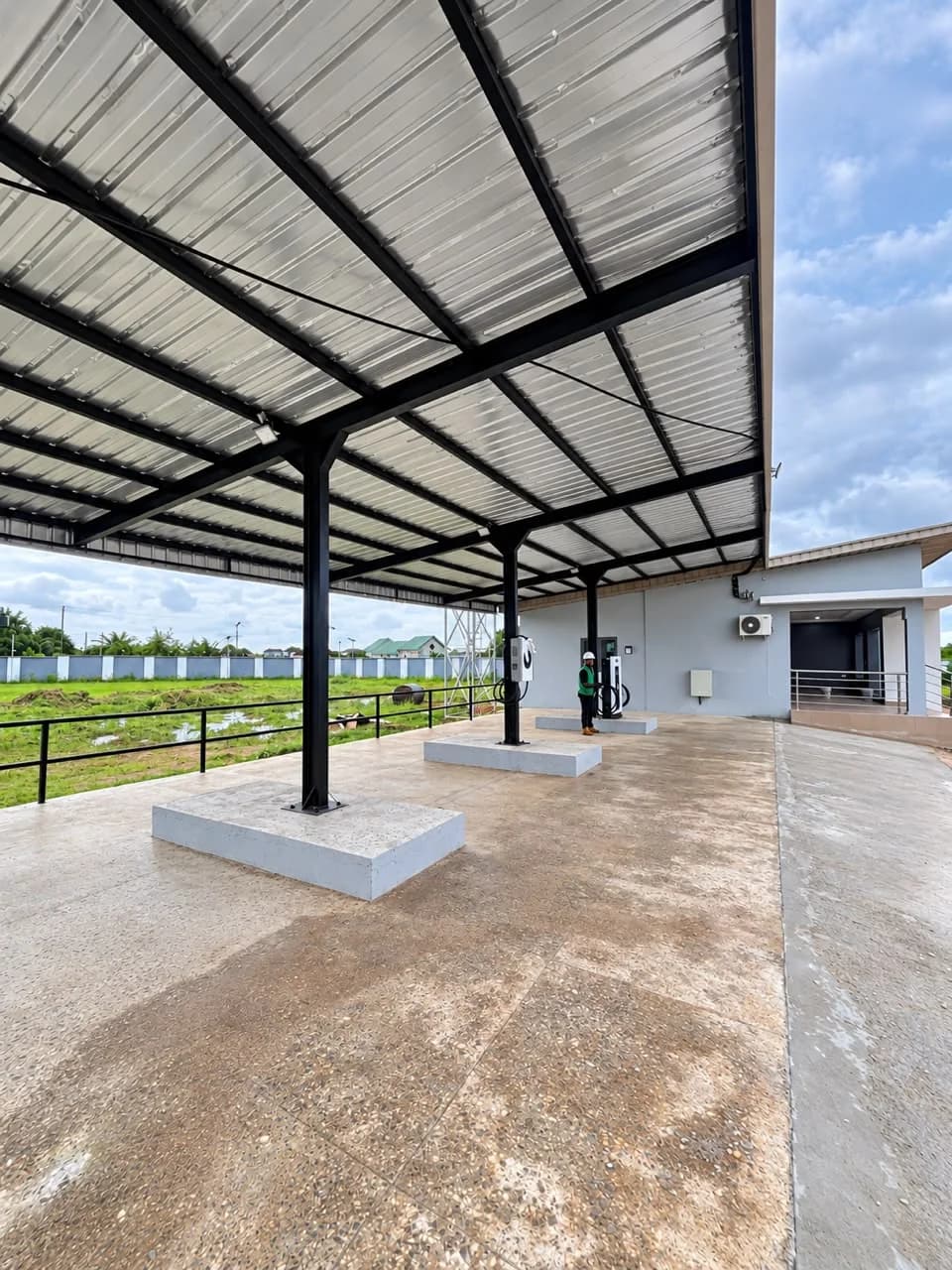 The charging canopy seen from the side, with chargers on plinths